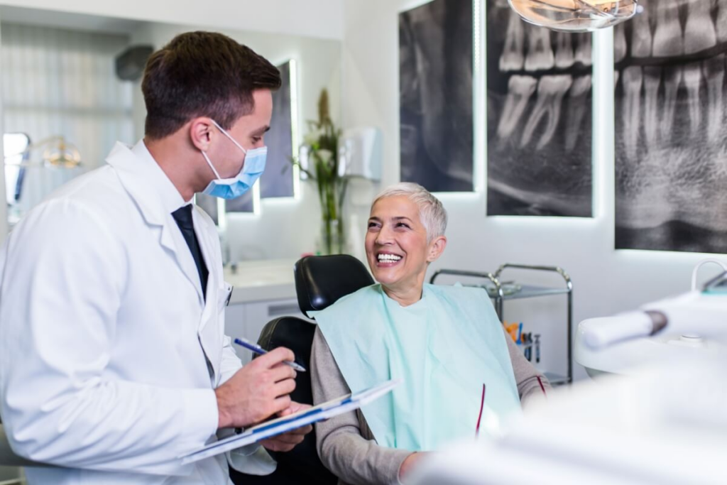 Um dentista pode ajudar a identificar as causas e os tratamentos para o mau hálito (Imagem: hedgehog94 | Shutterstock)