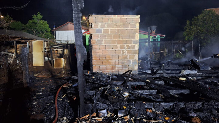 Homem incendia casa da companheira por suposta traição no Oeste de SC