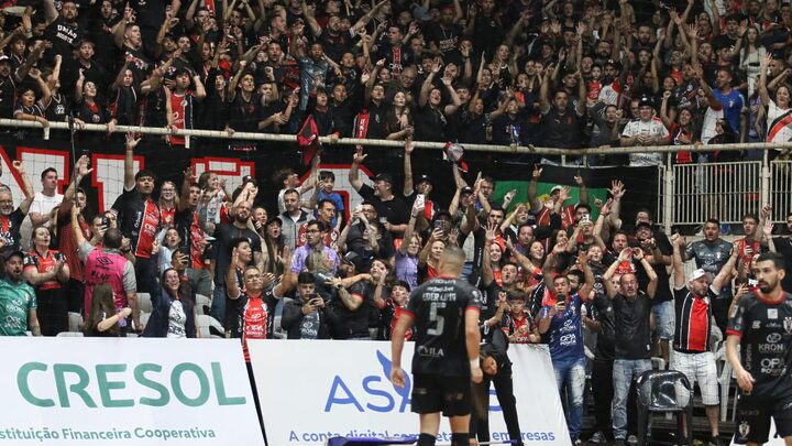 JEC Krona comemora com a torcida