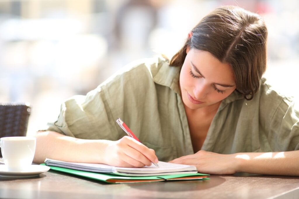 Conhecer as competênciasé fundamental para conseguir uma boa nota na redação do Enem (Imagem: Antonio Guillem | Shutterstock)