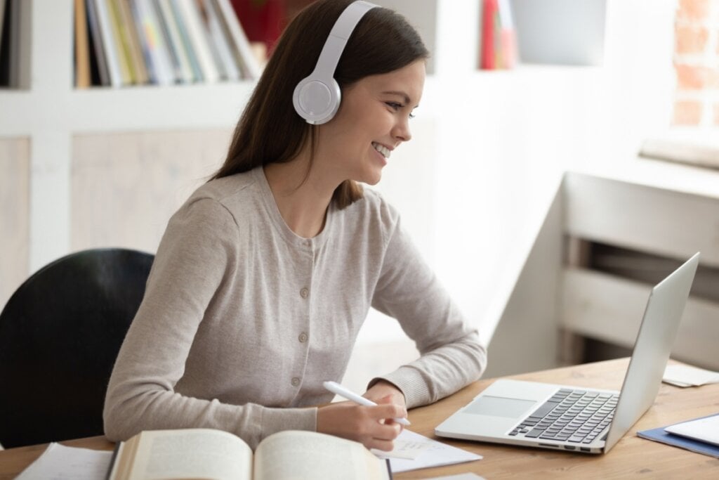 É importante se atentar aos temas de geografia, história, filosofia e sociologia para o Enem (Imagem: fizkes | Shutterstock)