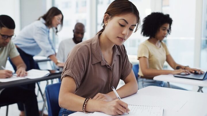 Nesta reta final dos estudos, é importante focar nos temas mais recorrentes na prova do Enem (Imagem: PeopleImages.com - Yuri A | Shutterstock)