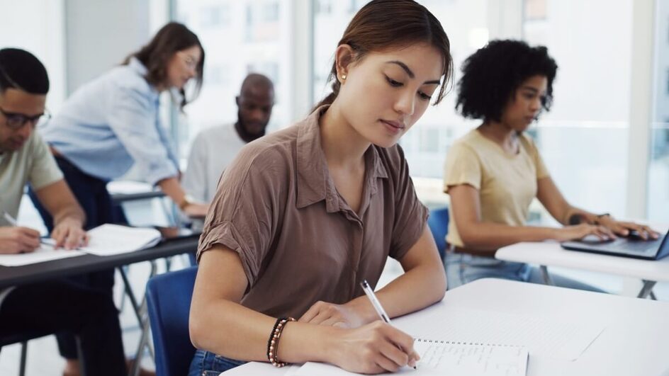 Nesta reta final dos estudos, é importante focar nos temas mais recorrentes na prova do Enem (Imagem: PeopleImages.com - Yuri A | Shutterstock)