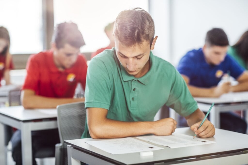 É importante cuidado com a linguagem na redação (Imagem: LStockStudio | Shutterstock)