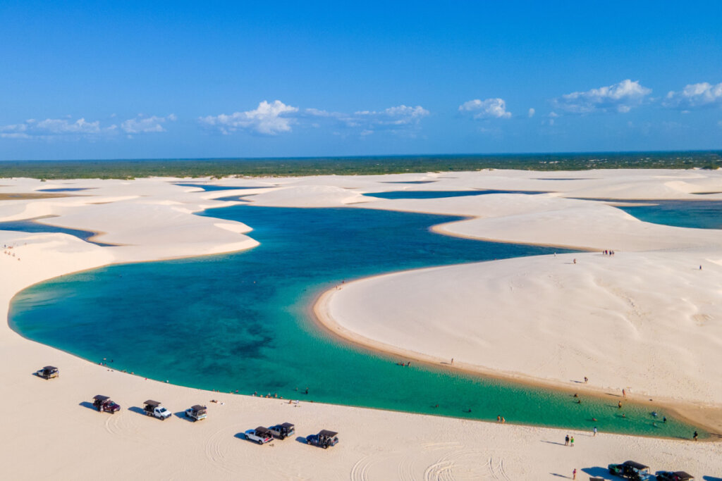 Janeiro e junho são as melhores épocas para ver as lagoas dos Lençóis Maranhenses (Imagem: guilhermespengler | Shutterstock)