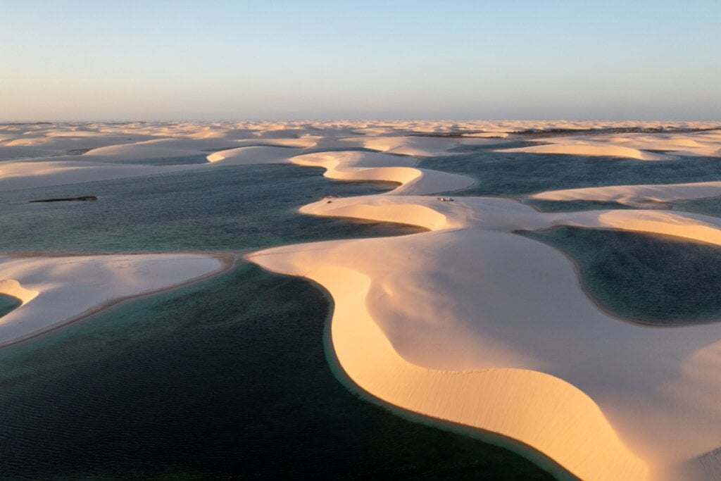 A trilhas do Parque Nacional levam a paisagens incríveis das lagoas dos Lençóis Maranhenses (Imagem: 9dstudio | Shutterstock)