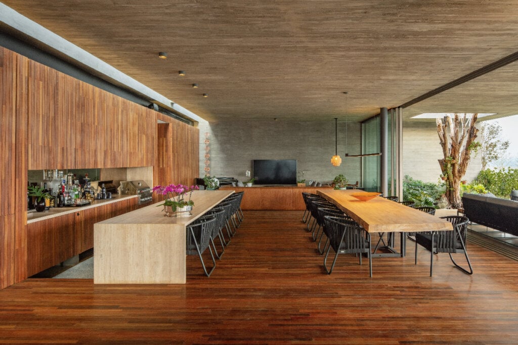 Na decoração desse living a madeira predominante traz uma atmosfera acolhedora (Imagem: Manuel Sá | Projeto: Sabella Arquitetura)