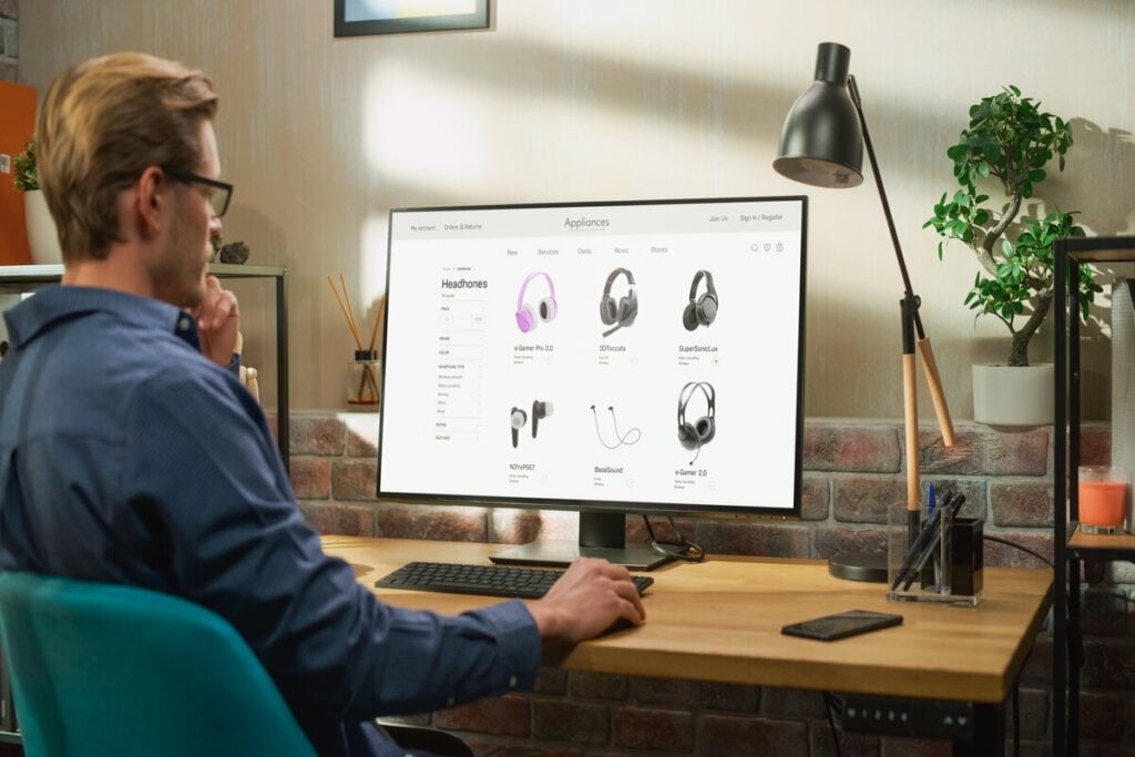 Revenda de produtos em marketplaces permite que empreendedores iniciem o próprio negócio sem a necessidade de manter estoque (Imagem: Gorodenkoff | Shutterstock)