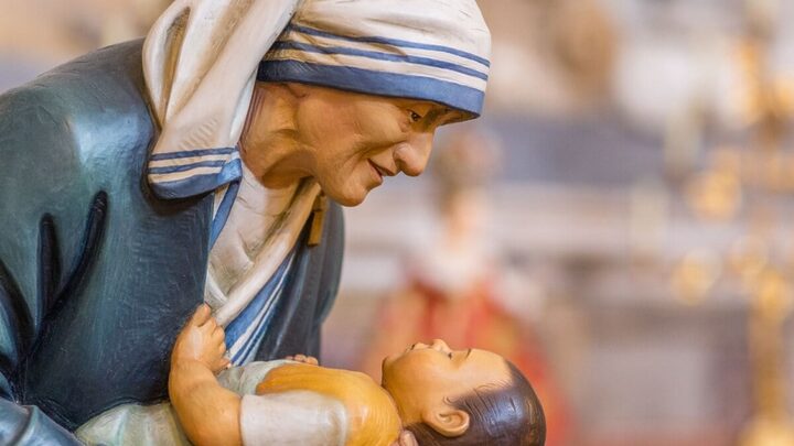 Fortalecer sua fé com orações dedicadas a Madre Teresa é uma ótima maneira de se conectar com a devoção e a compaixão (Imagem: Vivida Photo PC | Shutterstock)