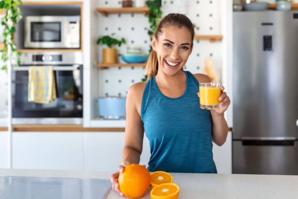 As frutas cítricas ajudam a manter o corpo hidratado, favorecendo a eliminação de toxinas e a saúde da pele (Imagem: Photoroyalty | Shutterstock)