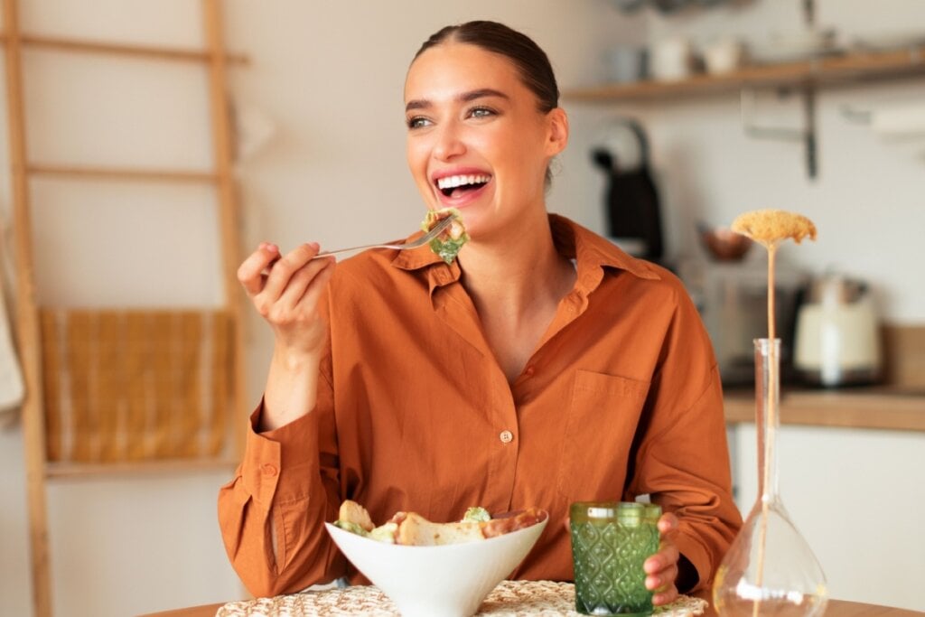 Cuidado com a alimentação é importante para ajudar na prevenção de doenças cardíacas (Imagem: Prostock-studio | Shutterstock)