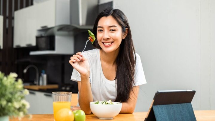 A alimentação pode ajudar a regular o estresse e a reduzir os seus impactos (Imagem: GBJSTOCK | Shutterstock)
