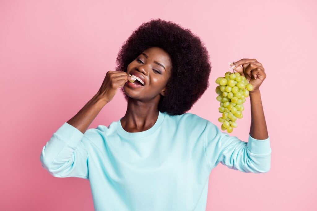 O consumo de uva ajuda a melhorar a hidratação do corpo (Imagem: Roman Samborskyi | Shutterstock)