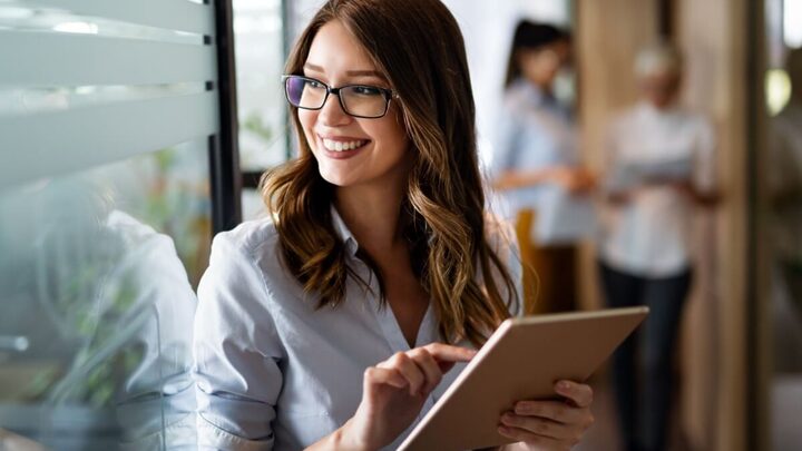 Gerenciar bem a imagem nas redes sociais é crucial para construir uma reputação profissional sólida (Imagem: NDAB Creativity | Shutterstock)