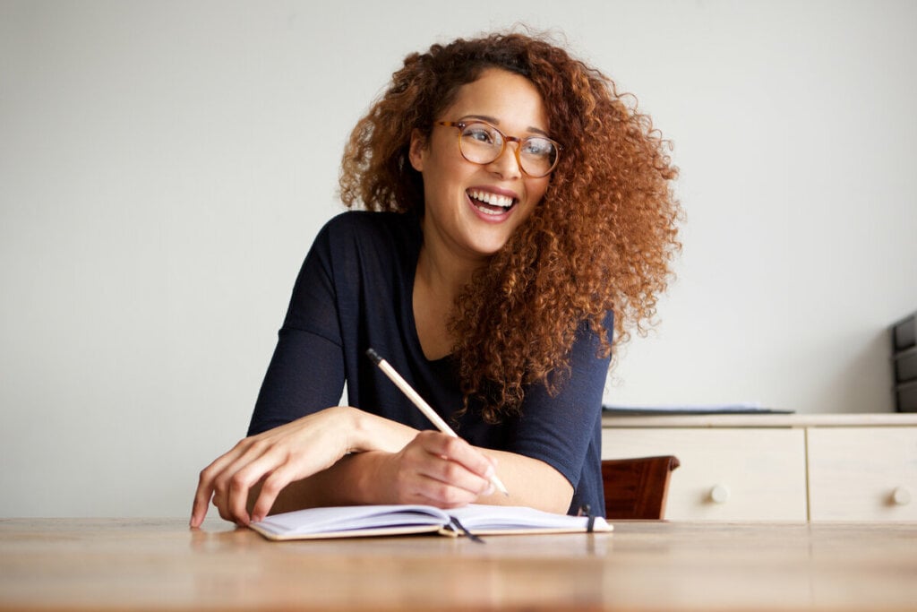 Escritores produzem conteúdos variados, como livros, artigos e roteiros (Imagem: Mimagephotography | Shutterstock)