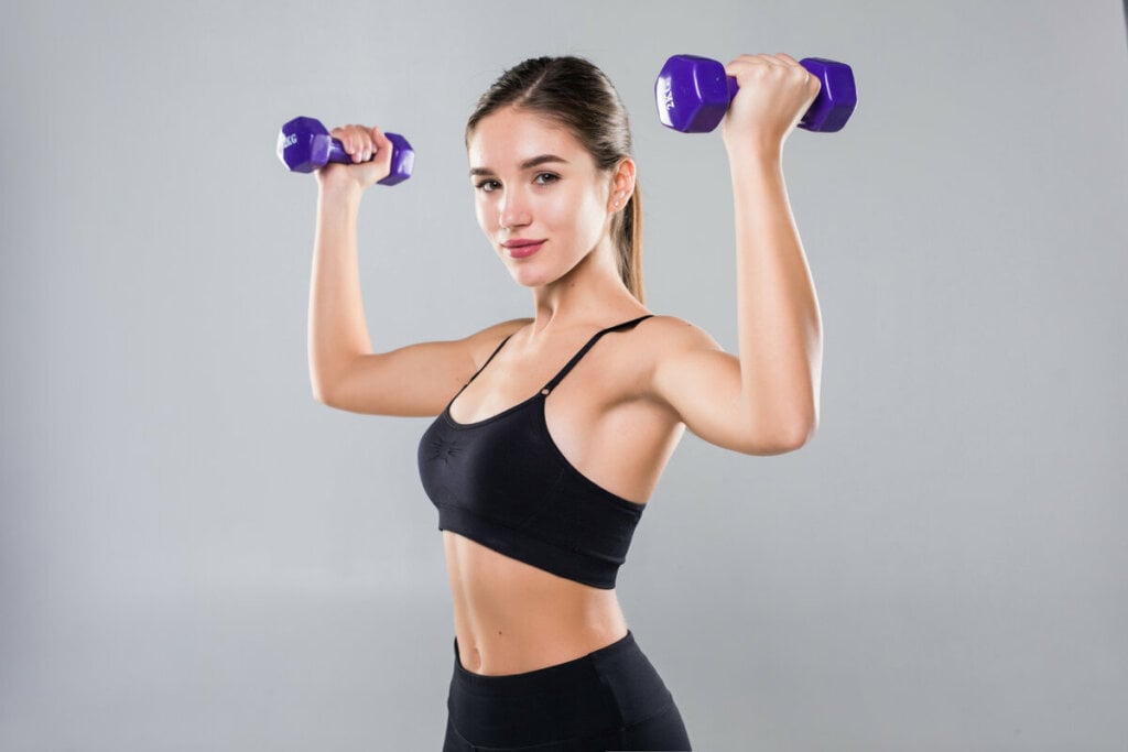 O feijão-preto ajuda na regeneração e fortalecimento das fibras musculares (Imagem: Diana Grytsku | Shutterstock)