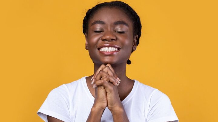 As preces elevam a alma, trazendo proteção e renovando a energia espiritual (Imagem: Prostock-studio | Shutterstock)