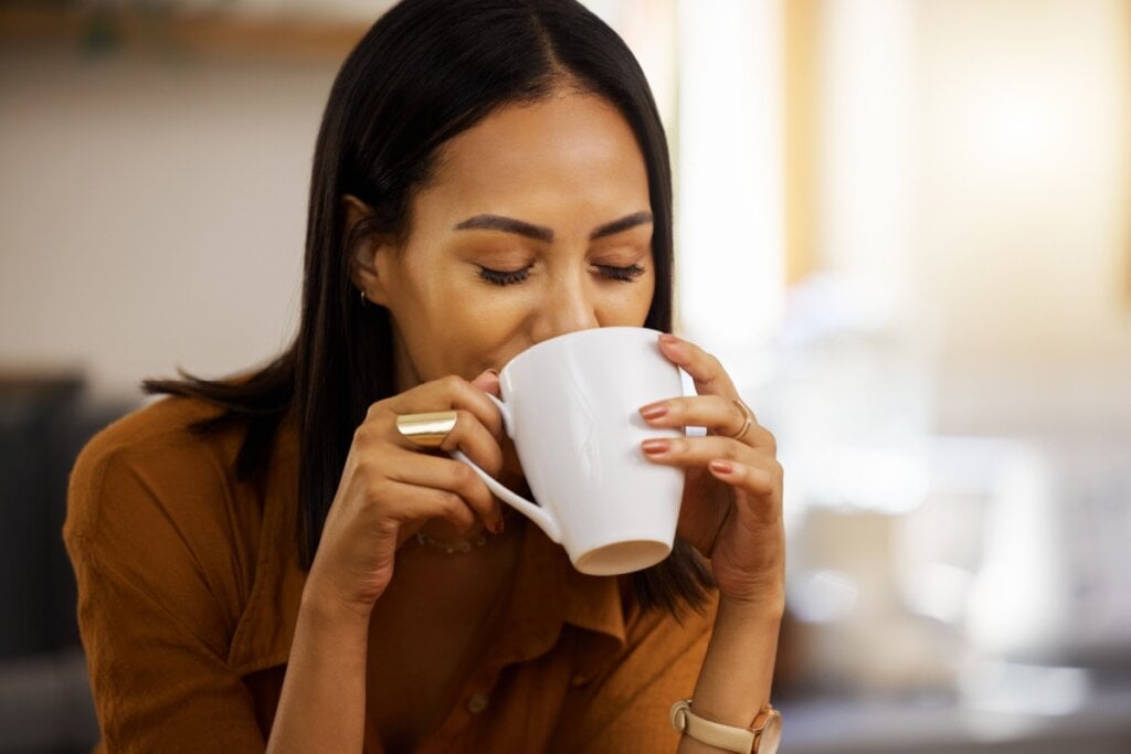 O chá de carqueja pode ajudar a fortalecer o sistema imunológico (Imagem: PeopleImages.com – Yuri A | Shutterstock)