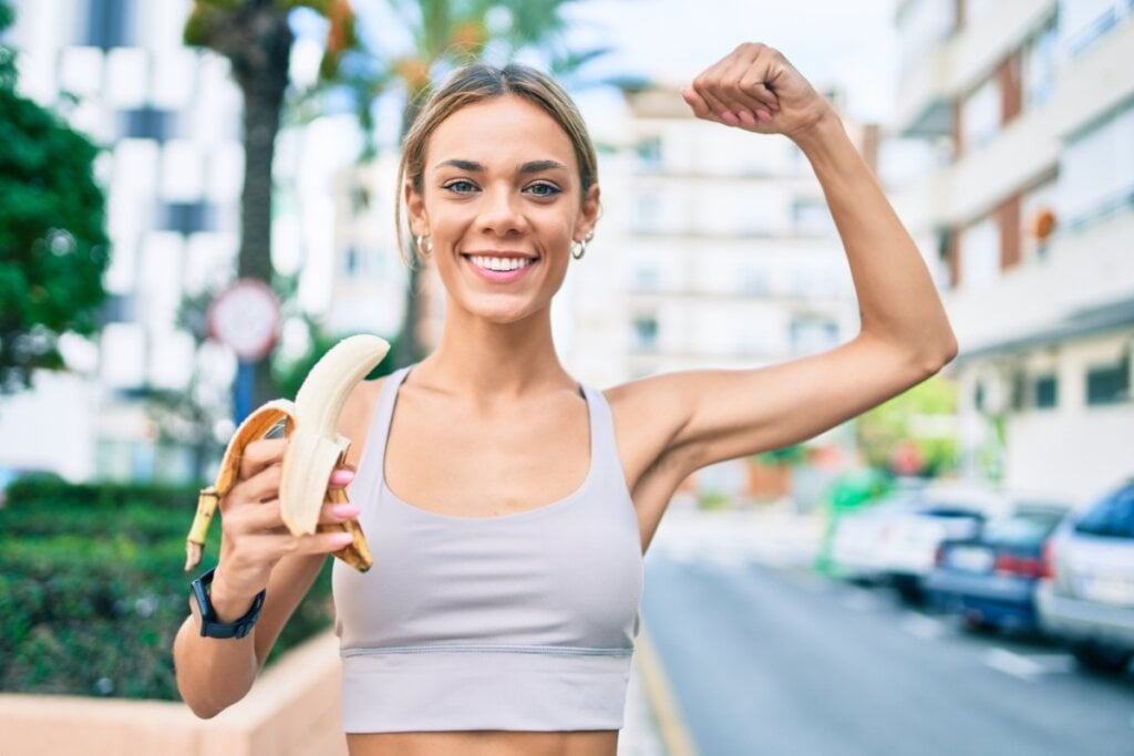 Os benefícios da banana incluem a recuperação muscular (Imagem: Krakenimages.com | Shutterstock)