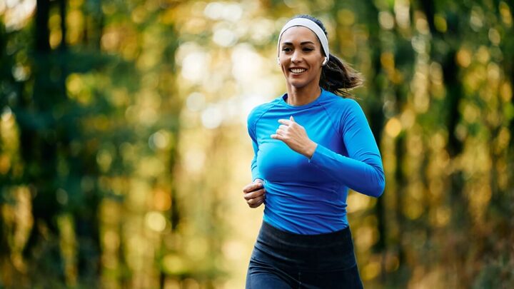 A corrida é um esporte acessível e traz diversos benefícios para a saúde (Imagem: Drazen Zigic | Shutterstock)