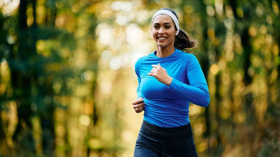 A corrida é um esporte acessível e traz diversos benefícios para a saúde (Imagem: Drazen Zigic | Shutterstock)
