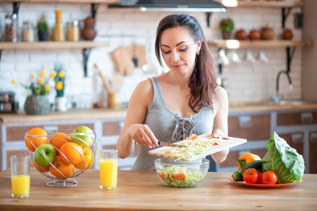 O cuidado com a alimentação é essencial para garantir todos os nutrientes para o bom funcionamento do intestino (Imagem: Yarkovoy | Shutterstock)