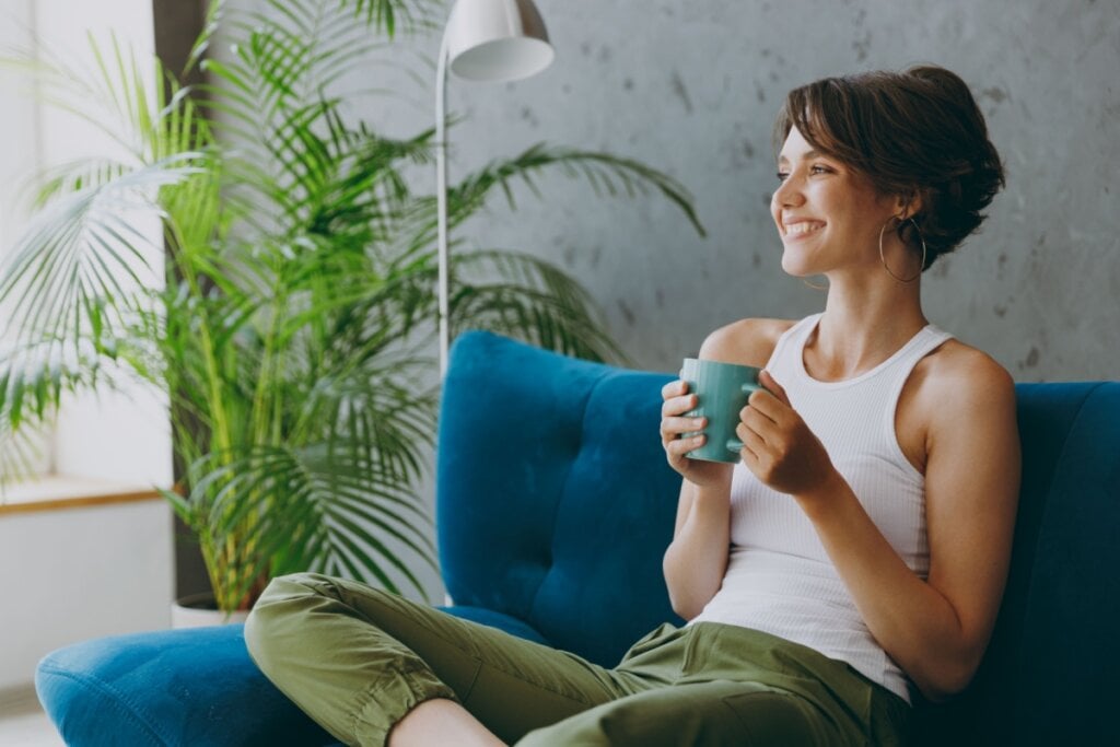 As pausas no dia a dia são importantes para ajudar a desacelerar o ritmo e cultivar a paciência (Imagem: ViDI Studio | Shutterstock)