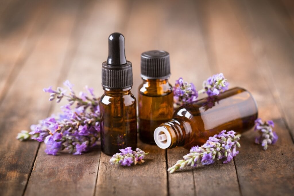 O uso do óleo de lavanda pode ajudar a aliviar dores musculares (Imagem: pilipphoto | Shutterstock)