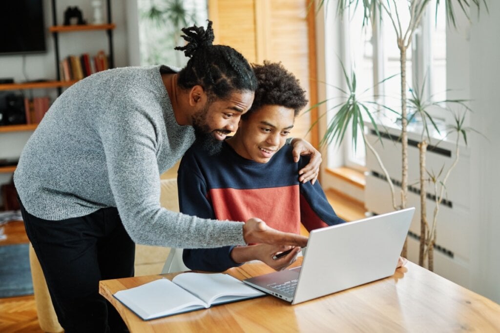 Os pais devem incentivar e auxiliar os filhos nos estudos (Imagem: pics five | Shutterstock)
