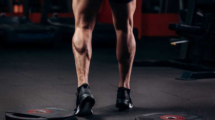 Exercitar a panturrilha faz bem para a saúde e bem-estar geral do corpo (Imagem: vladee | Shutterstock)