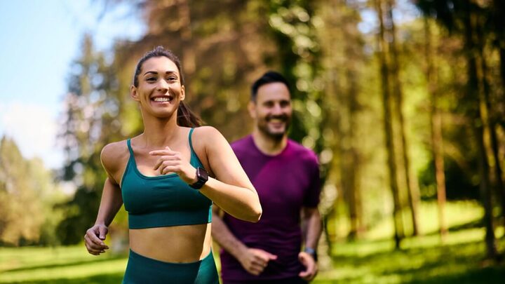 Manter uma rotina de exercícios pode ajudar na prevenção da trombose (Imagem: Drazen Zigic | Shutterstock)