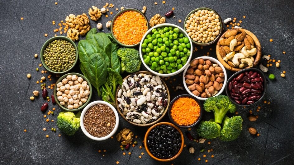Cada vez mais pessoas adotam dietas plant-based, como veganismo e o vegetarianismo (Imagem: nadianb | Shutterstock)