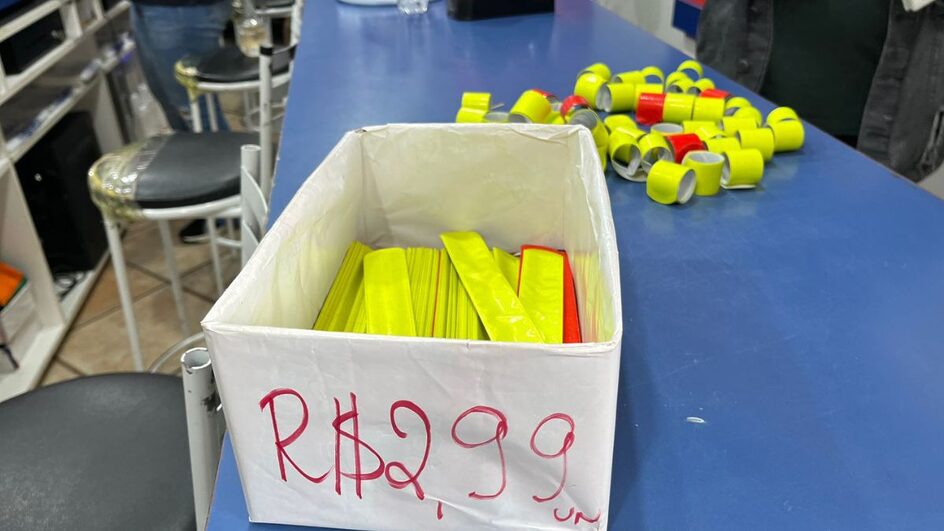 Pulseiras foram apreendidas em comércios durante operação do Procon em SC (Foto: Divulgação)