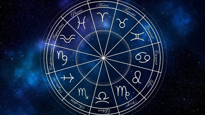 A astrologia nos conecta com o cosmos, revelando tendências e previsões que podem nos guiar em direção ao equilíbrio (Imagem: New Africa | Shutterstock)