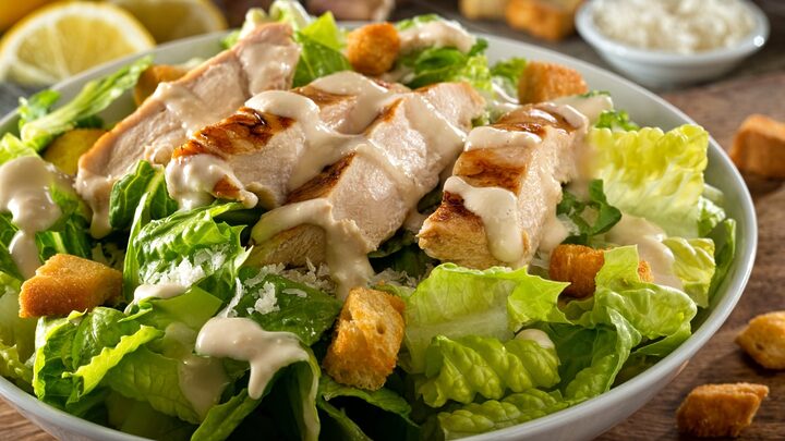 Salada caesar (Imagem: Foodio | Shutterstock)