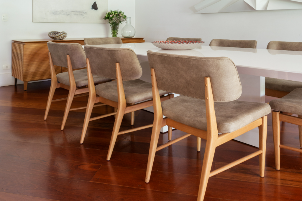 O piso de taco requer cuidados com a limpeza e a manutenção (Imagem: Maura Mello | Projeto do escritório Dantas & Passos Arquitetura)
