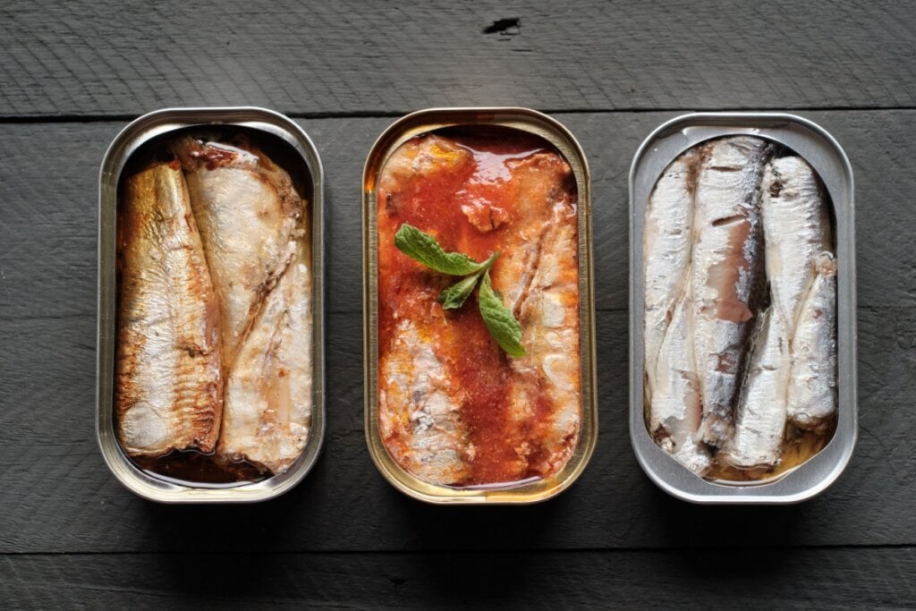 A sardinha é uma excelente fonte de cálcio e vitamina D, fortalecendo os ossos e prevenindo a osteoporose (Imagem: alfernec | Shutterstock)