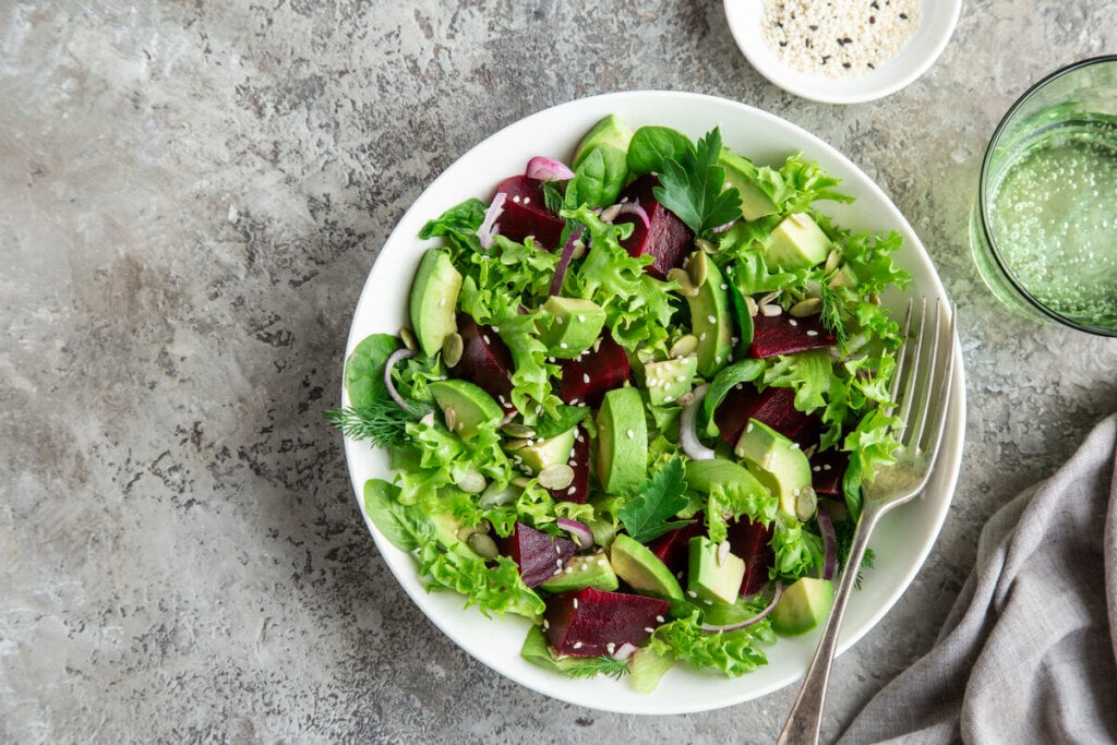 Salada para auxiliar o sistema digestivo (Imagem: Anna Shepulova | Shutterstock)