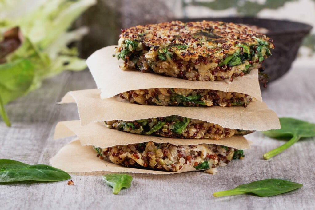 Hambúrguer de quinoa com espinafre (Imagem: Sebastiana Raw | Shutterstock)