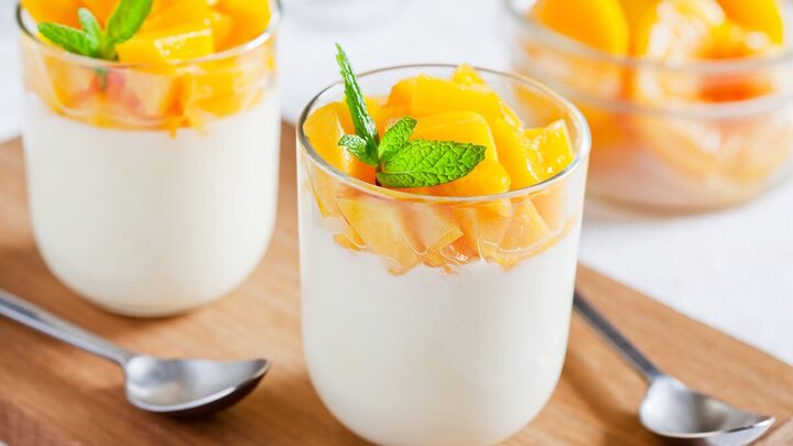 Panna cotta de pêssego (Imagem: mpephotos | Shutterstock)