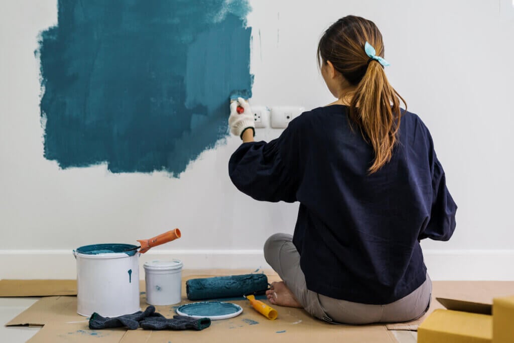O manuseio da tinta deve ser feito de forma correta (Imagem: kitzcorner | Shutterstock)