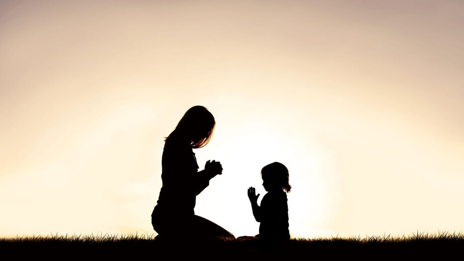 No Dia dos Filhos, além da força da oração materna, banhos energéticos e benzimentos podem proteger as crianças (Imagem: Christin Lola | Shutterstock)