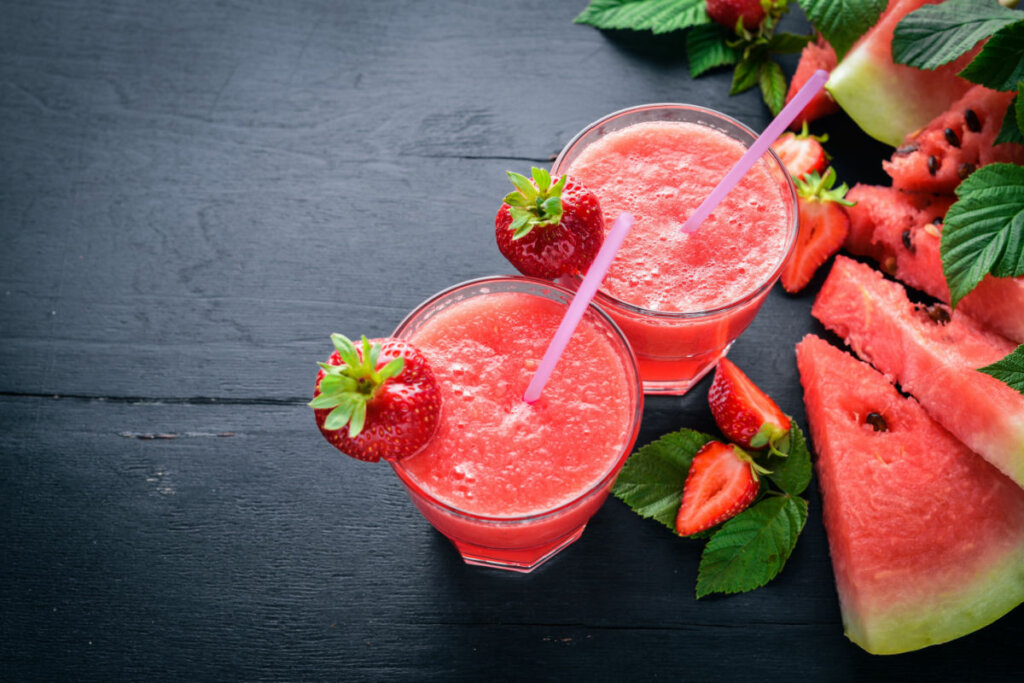 Suco de morango, melancia e limão (Imagem: YARUNIV Studio | Shutterstock)