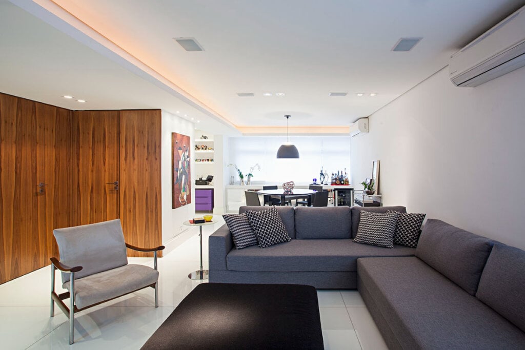 O ideal é escolher tecidos lisos para o sofá (Imagem: Gui Morelli | Projeto da Korman Arquitetos)