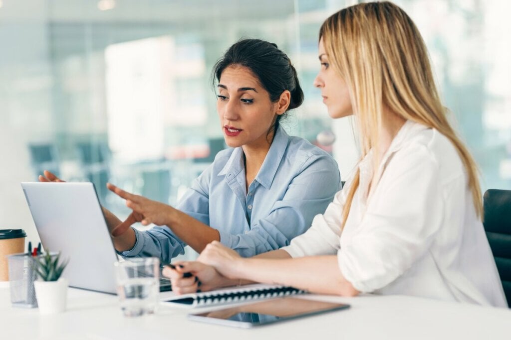 Fazer perguntas durante o feedback ajuda a entender melhor as expectativas do outro (Imagem: Josep Suria | Shutterstock)