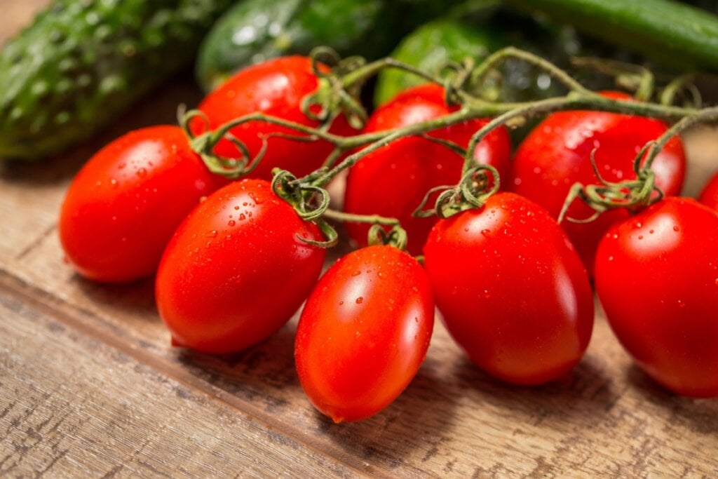 O tomate é abundante em água e vitamina C (Imagem: Ion Sebastian | Shutterstock)