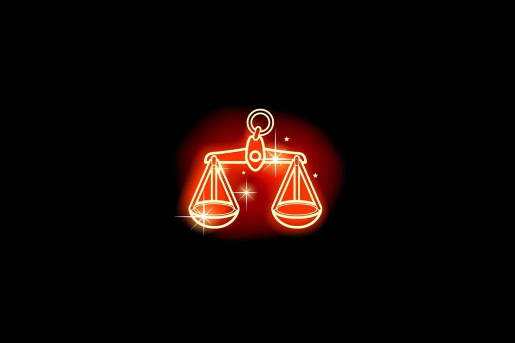 A relação entre Escorpião e Libra pode dar certo, mas passará por desafios (Imagem: Maisei Raman | Shutterstock)
