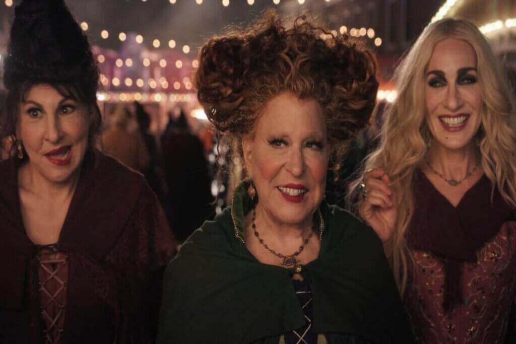 &lsquo;Abracadabra 2&rsquo; d&aacute; sequ&ecirc;ncia ao cl&aacute;ssico de Halloween dos anos 90 que acompanha as aventuras de tr&ecirc;s irm&atilde;s bruxas (Imagem: Reprodu&ccedil;&atilde;o digital | Disney+)