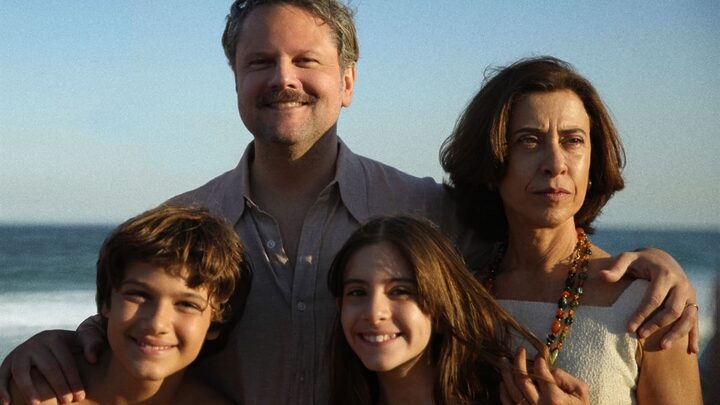 "Ainda Estou Aqui" mostra a força de Eunice Paiva, interpretada por Fernanda Torres, ao lado de sua família, antes do desaparecimento de seu marido (Imagem: Reprodução digital | Sony Pictures)