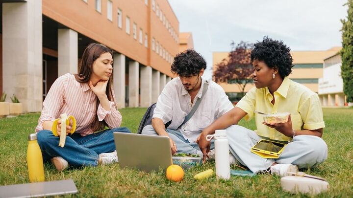 Alimentação e sono de qualidade podem aumentar o desempenho dos estudantes no Enem (Imagem: alvan.ph | Shutterstock)